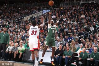 [高尔夫]球员锦标赛麦克罗伊轻松战胜斯鲍 赢美巡第28冠.