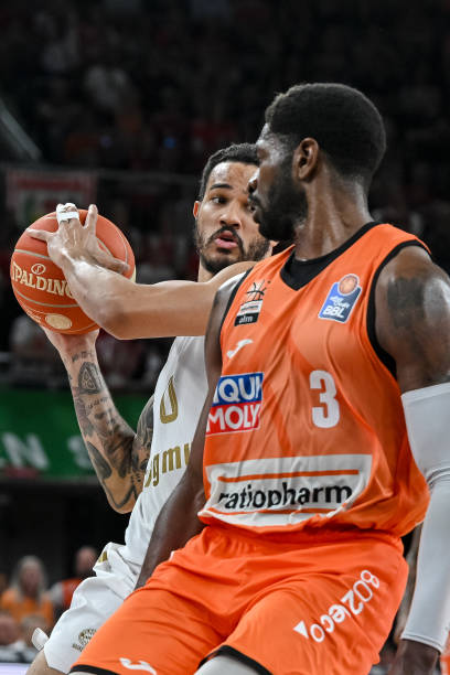 以微弱优势 以微弱优势