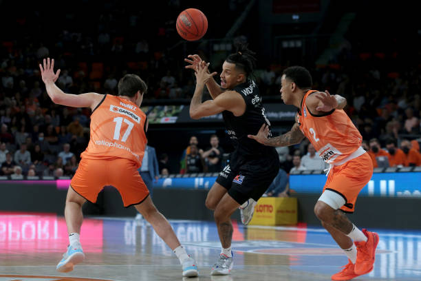 太阳vs湖人前瞻：狄龙再战詹姆斯，东契奇缺席让湖人陷被动（太阳大战湖人前瞻：狄龙再斗詹皇，东契奇缺席令湖人处下风）